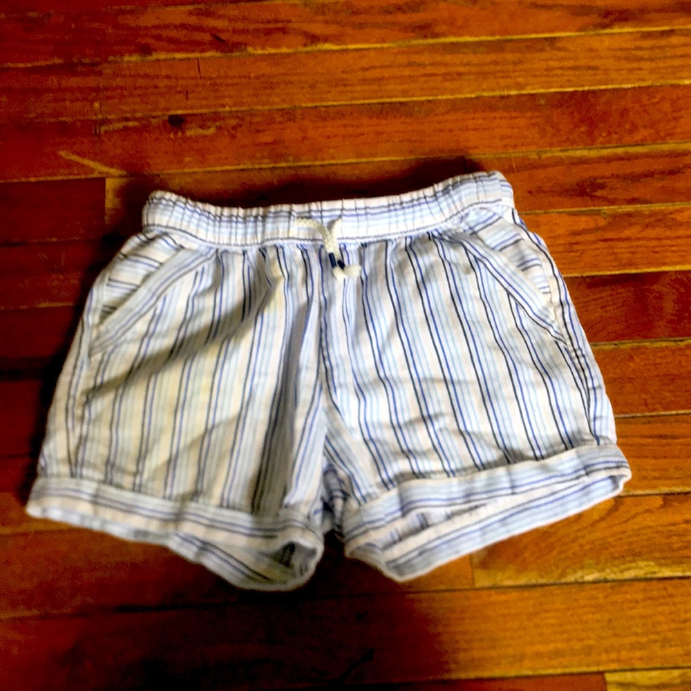 Selling this cute shorts for girls